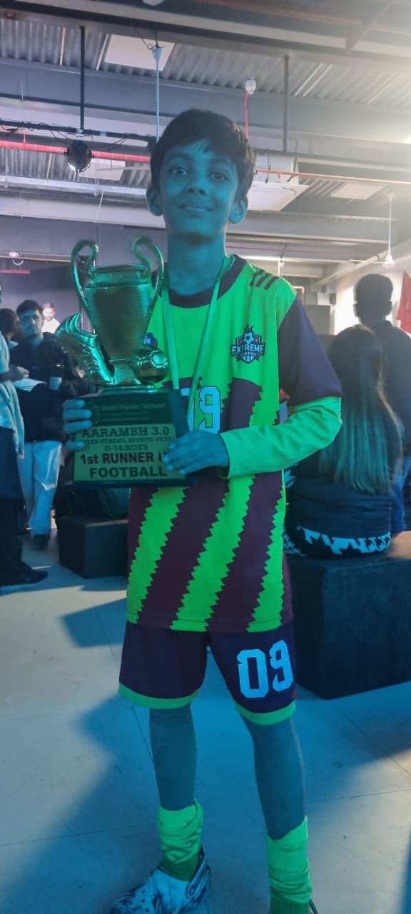 Raunav Bhatia with trophy